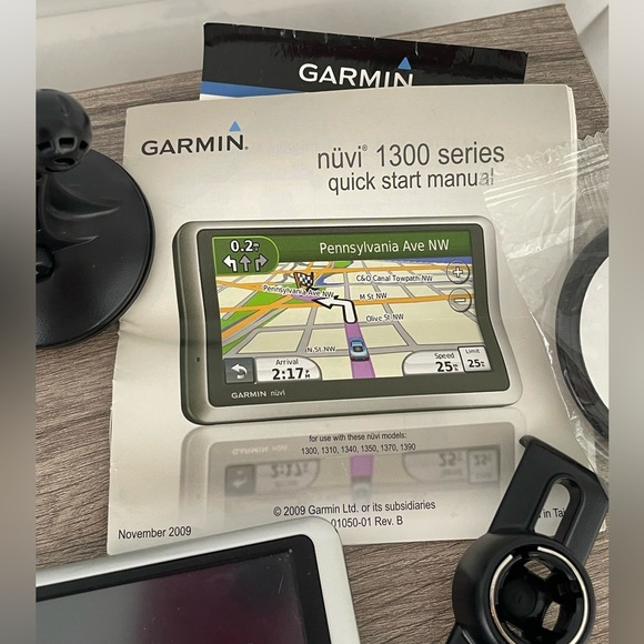 Garmin Nuvi 1300 Series with accessories and instructions used - Picture 7 of 7